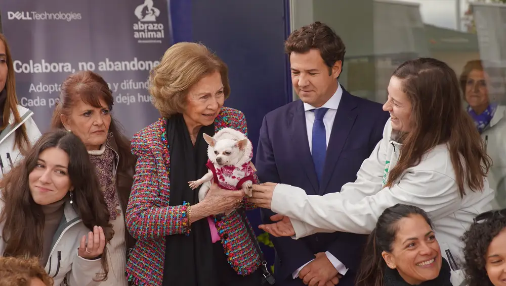 La Reina Doña Sofía visita el Centro Municipal de Protección Animal de Las Rozas