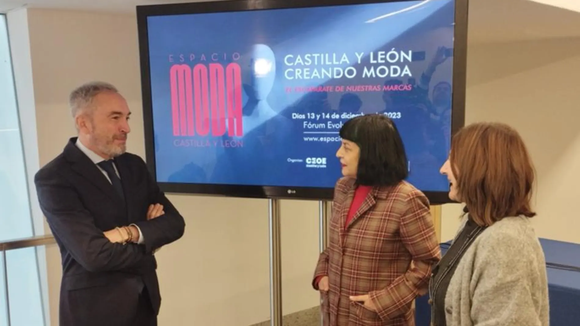 El secretario general de Industria, Comercio y Empleo, Alberto Díaz Pico, la secretaria general de CEOE, Teresa Cetulio, y la diseñadora de moda salmantina Fely Campo, presentan "Espacio Moda"