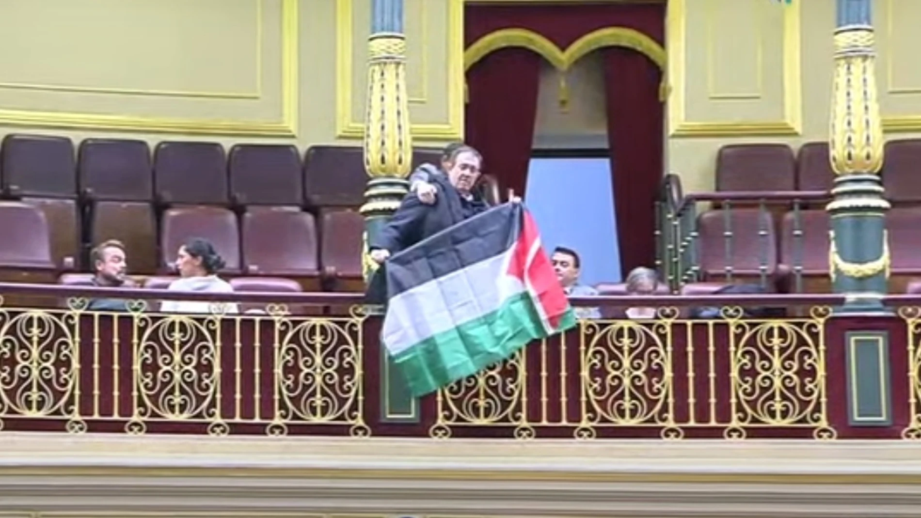 Desalojadas dos personas de la tribuna del Congreso por gritar a favor de los palestinos en la comparecencia de Albares