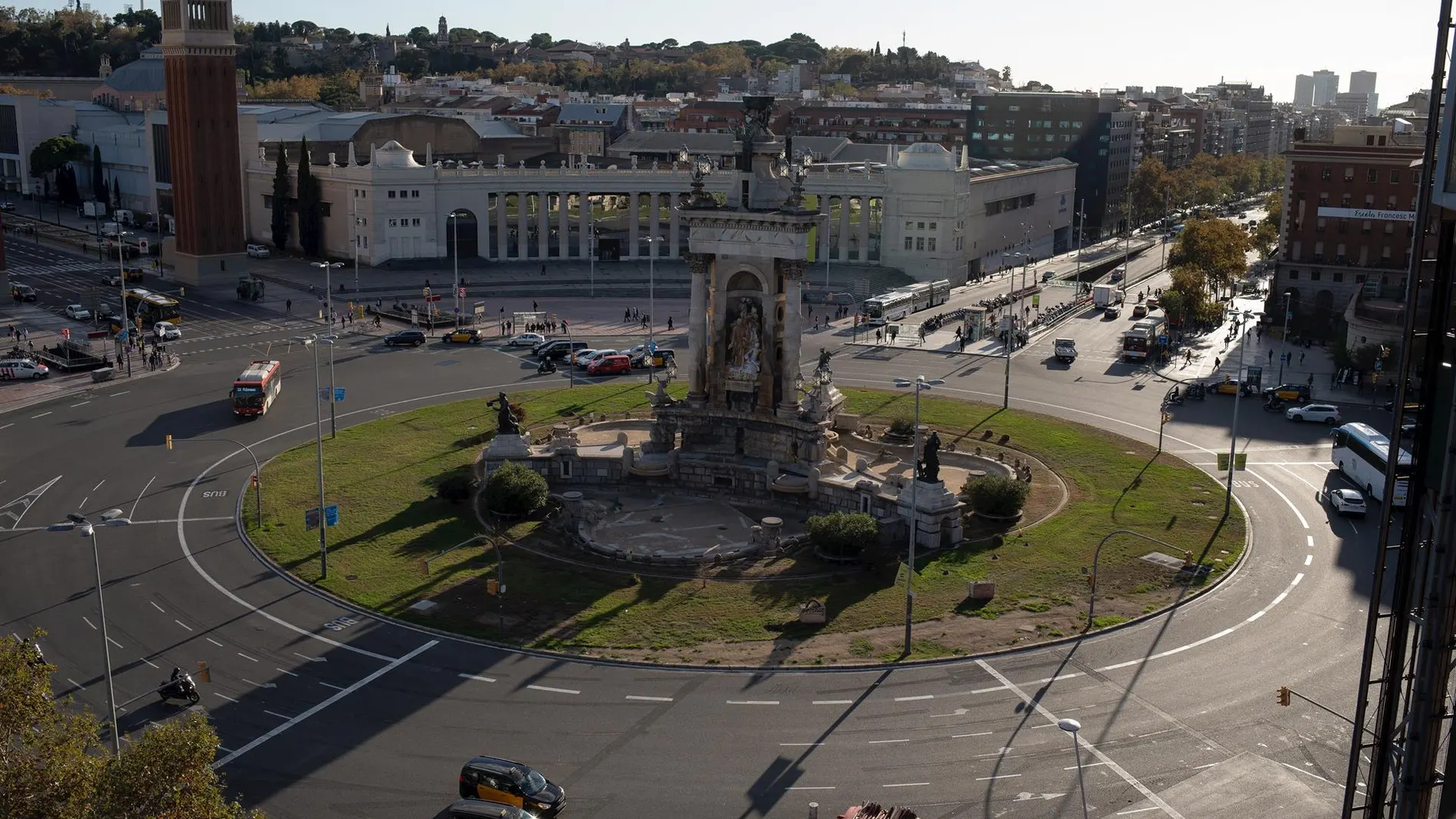 La fuente de la plaza España de Barcelona, sin agua