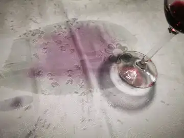 Mancha de vino tinto en un mantel blanco Mancha de vino tinto en un mantel blanco