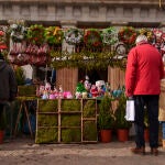 Gente de compras en el Mercadillo de Navidad de la Plaza Mayor. David Jar