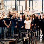 Andrés Ortega junto a su equipo de la Real Fábrica de Cristales de la Granja