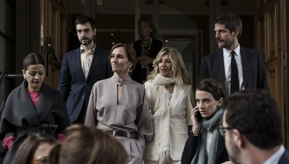 Yolanda Díaz cn traje blanco.