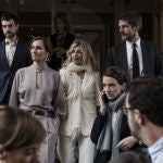 Yolanda Díaz cn traje blanco.