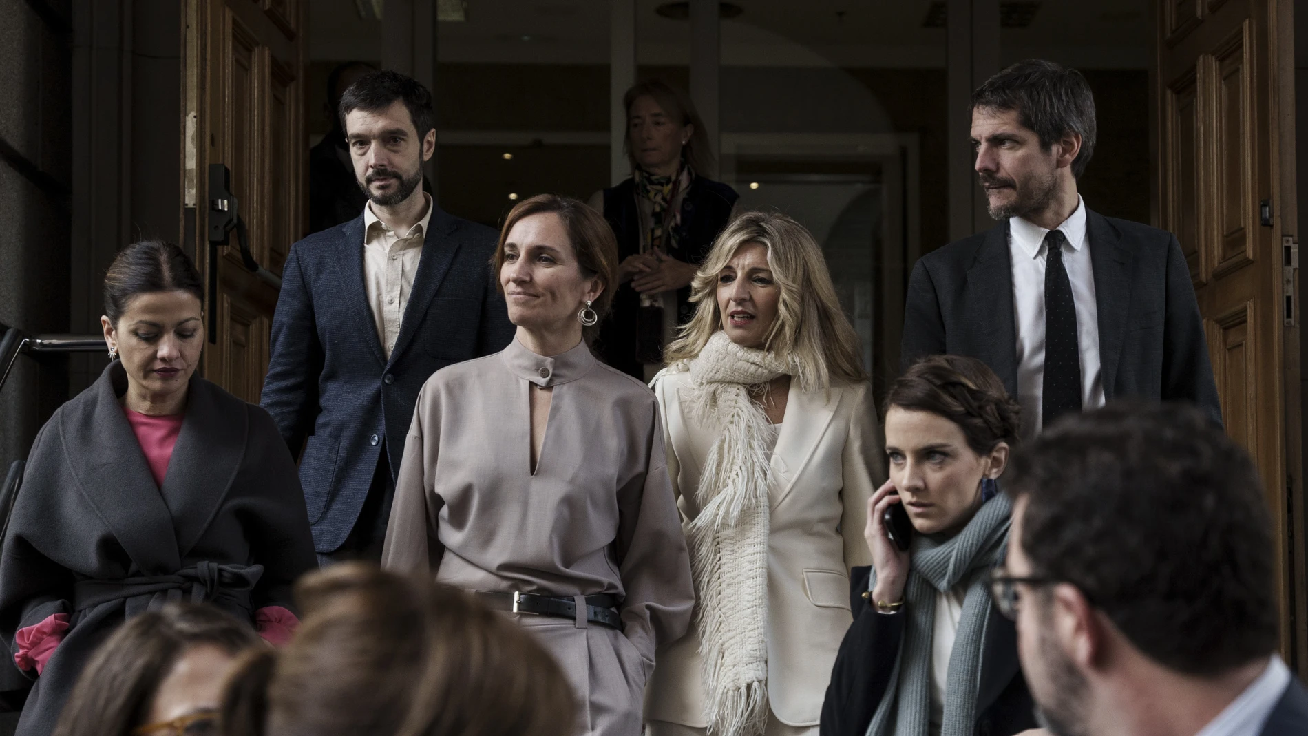 Yolanda Díaz cn traje blanco.