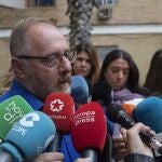 Antonio del Castillo atiende a los medios