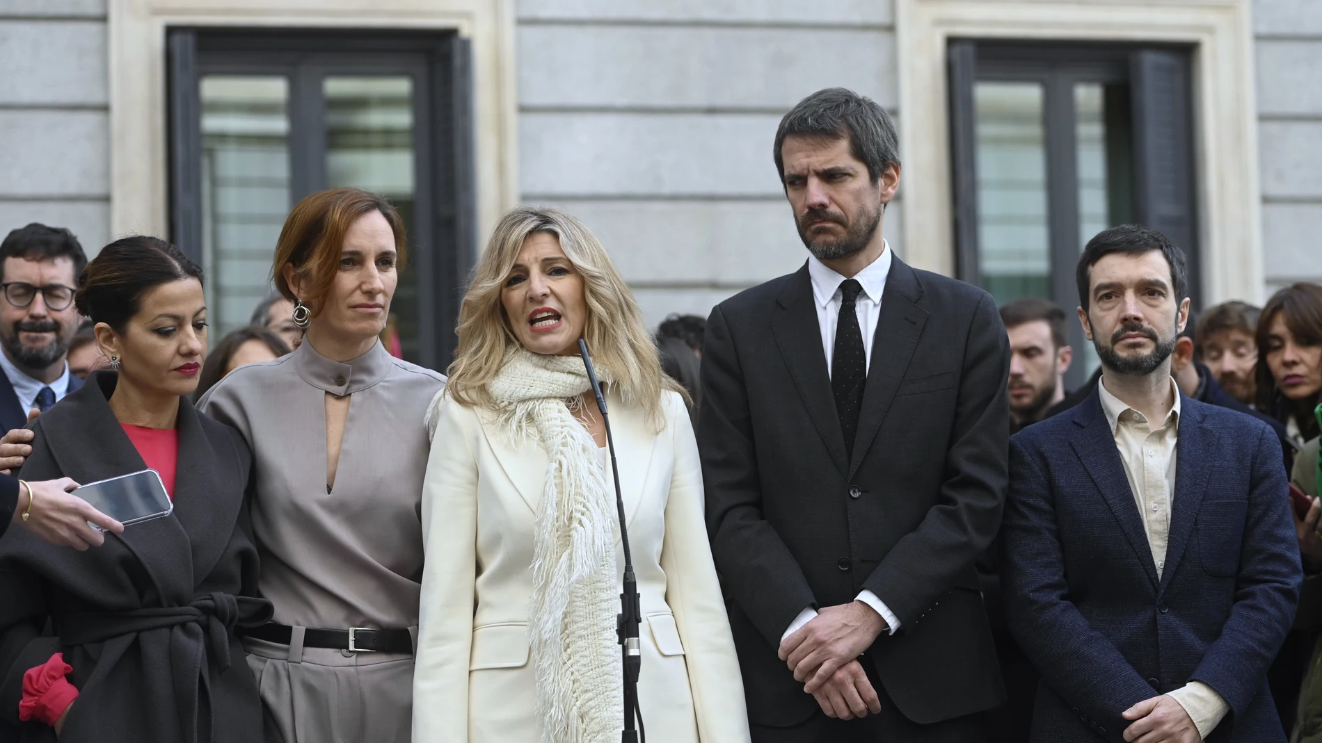 La vicepresidenta segunda y ministra de Trabajo y Economía Social, Yolanda Díaz, atiende a medios a su llegada al acto de homenaje a la Constitución, en el Congreso de los Diputados, a 6 de diciembre de 2023, en Madrid (España). Las Cortes Generales celebran el 45 aniversario de la Carta Magna en un acto institucional presidido por los presidentes del Congreso y del Senado y en el que participa el nuevo Ejecutivo de coalición y las altas autoridades del Estado. El acto tiene lugar en medio de...