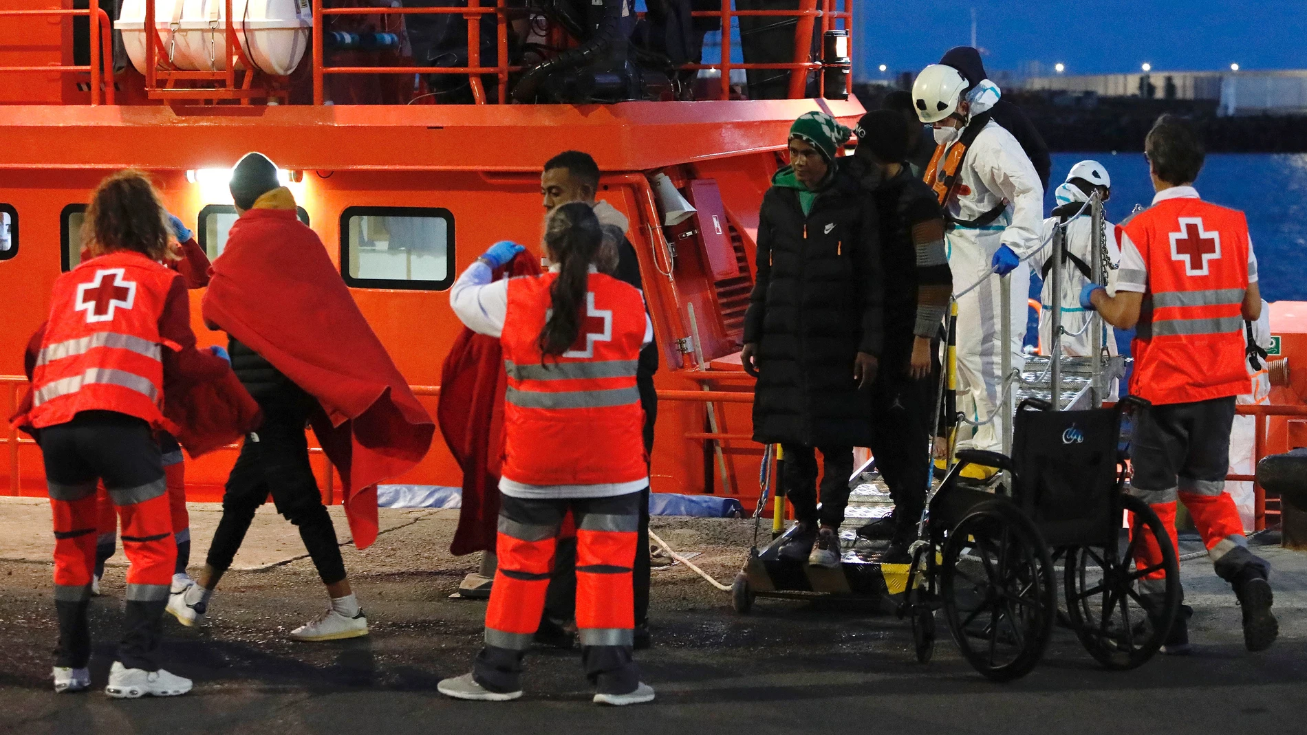 ARRECIFE (LANZAROTE), 06/12/2023.- Salvamento Marítimo ha rescatado durante la tarde de este miércoles dos nuevas embarcaciones en aguas próximas a Lanzarote en las que viajaban 103 personas, que han sido trasladadas al puerto de Arrecife. EFE/Adriel Perdomo.