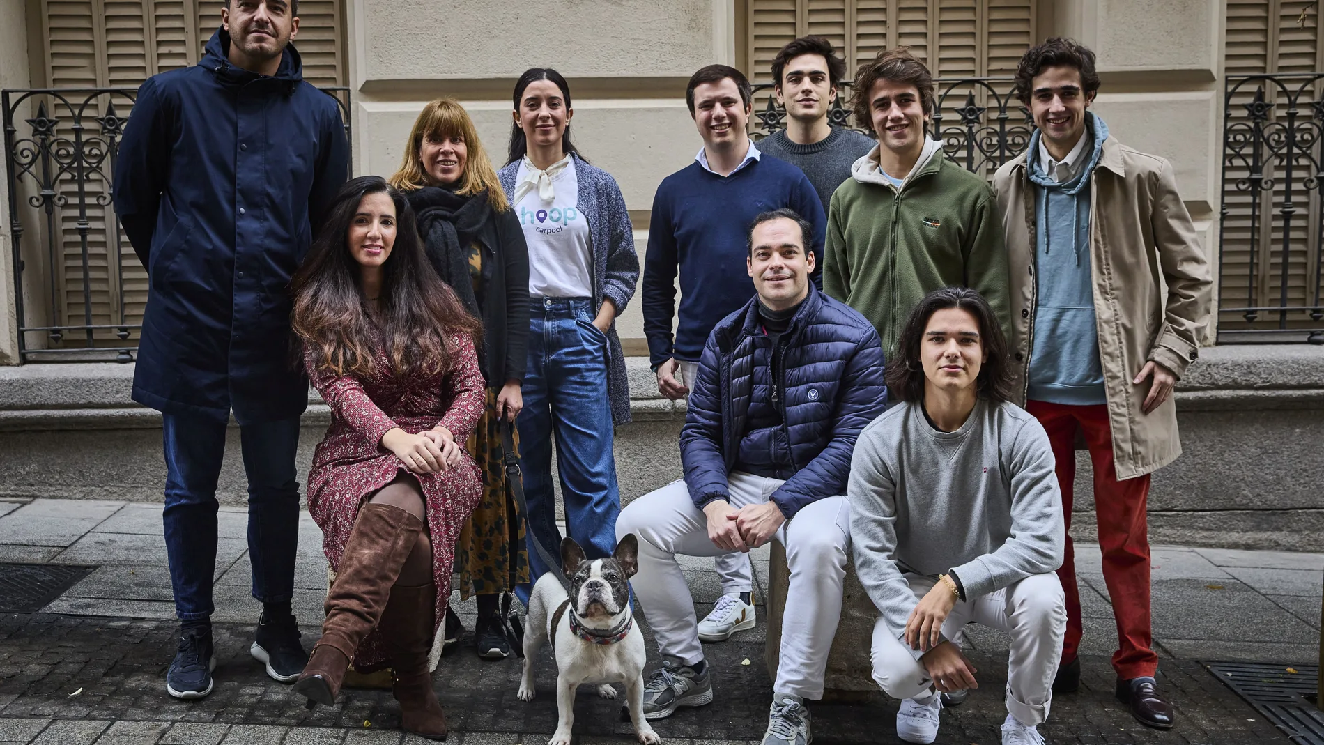 De izquierda a derecha: Josep Talavera de Mundimoto, Laura Lozano de Chargy, Fátima Ruiz-Clavijo de doggytreats, Paloma Martín de Hoop Carpool, Fran Ruiz y Juanmi Fernández de Bumpers, Óscar Valledor de PJ. Lobster, los hermanos Sainz de Rozas de Sadero, Jacobo y Gabriel y Álvaro Pintado, de hello.app