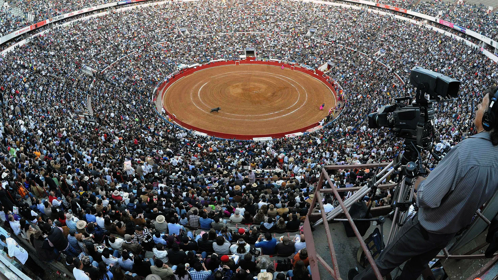 MEX3993. CIUDAD DE MÉXICO (MÉXICO), 06/12/2023.- Fotografía de archivo fechada el 29 de enero de 2018 que muestra una corrida en la Plaza de Toros México en Ciudad de México (México). La Suprema Corte de Justicia de la Nación (SCJN) de México revocó este martes la suspensión que prohibía a la Monumental Plaza de Toros México la programación de corridas de toros desde junio del 2022. EFE/Mario Guzmán /ARCHIVO