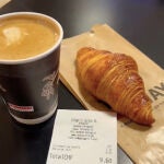 Una española muestra los desorbitados precios de un desayuno en un aeropuerto de Suiza