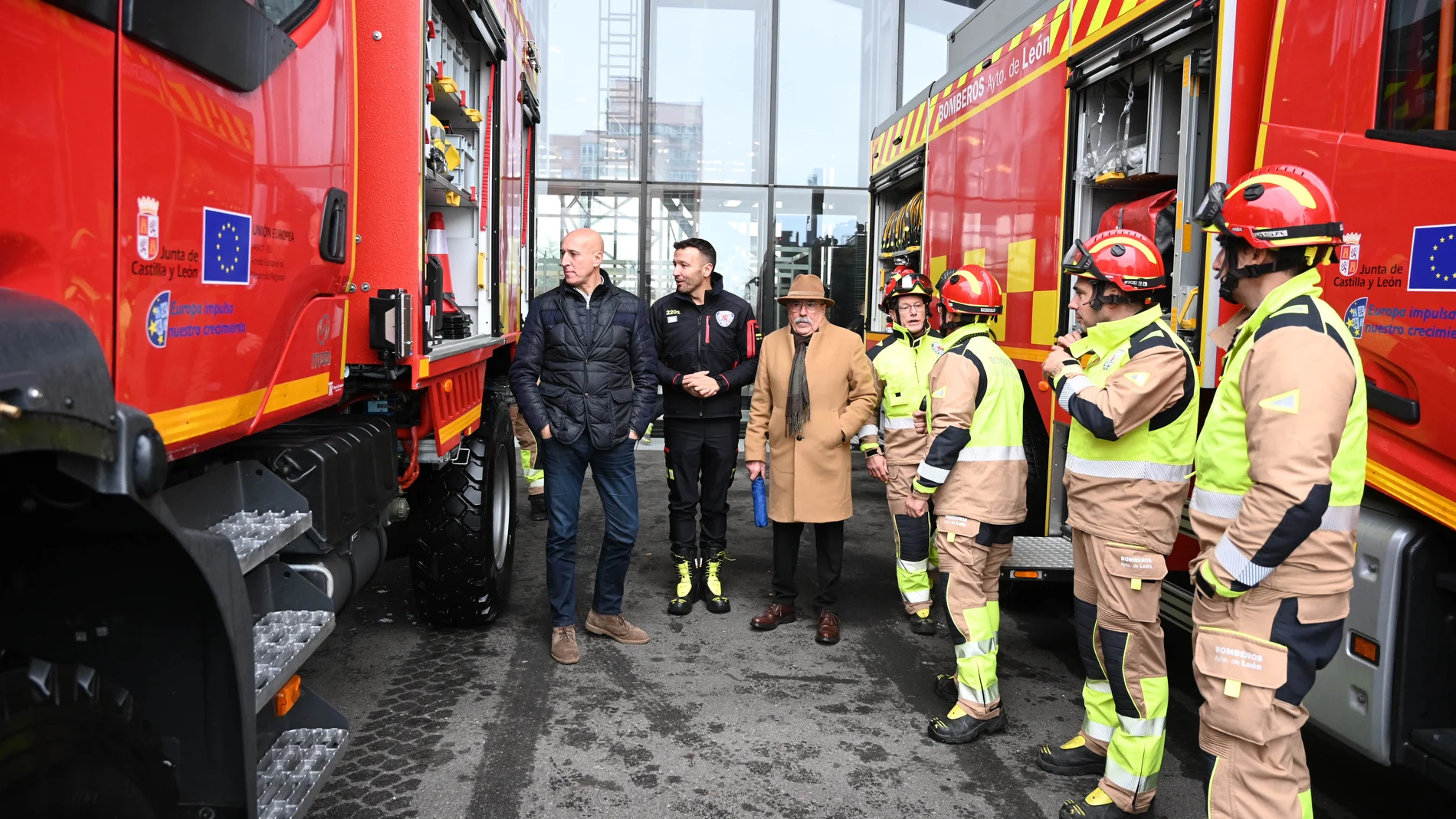 José Antonio Diez conoce los nuevos vehículos de bomberos