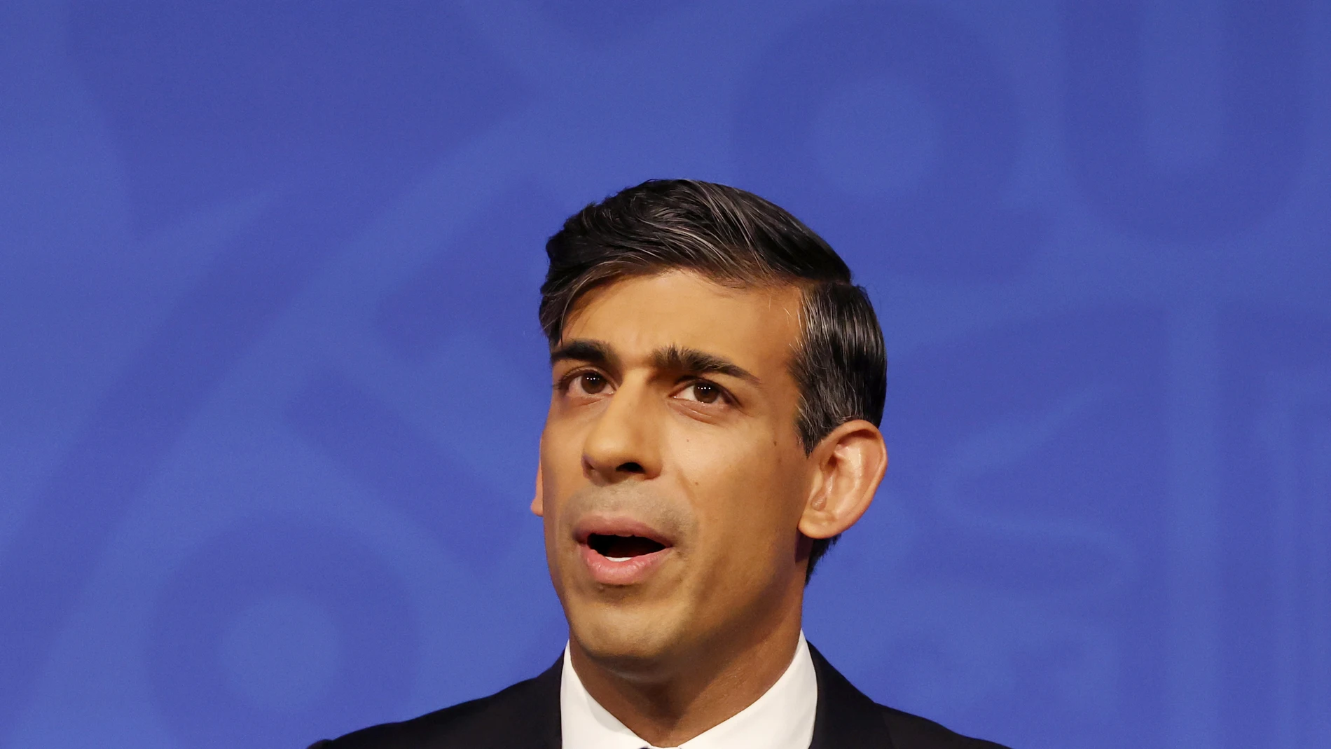 London (United Kingdom), 07/12/2023.- British Prime Minister Rishi Sunak speaks to the media during a press conference at Downing Street in London, Britain, 07 December 2023. Sunak is under pressure following the resignation of his Immigration Minister Robert Jenrick on 06 December over the Rwanda Bill. (Ruanda, Reino Unido, Londres) EFE/EPA/ANDY RAIN