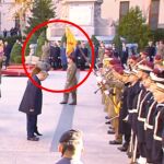 Los presidentes del Congreso y Senado piden honores a un banderín creyendo que es la bandera de España