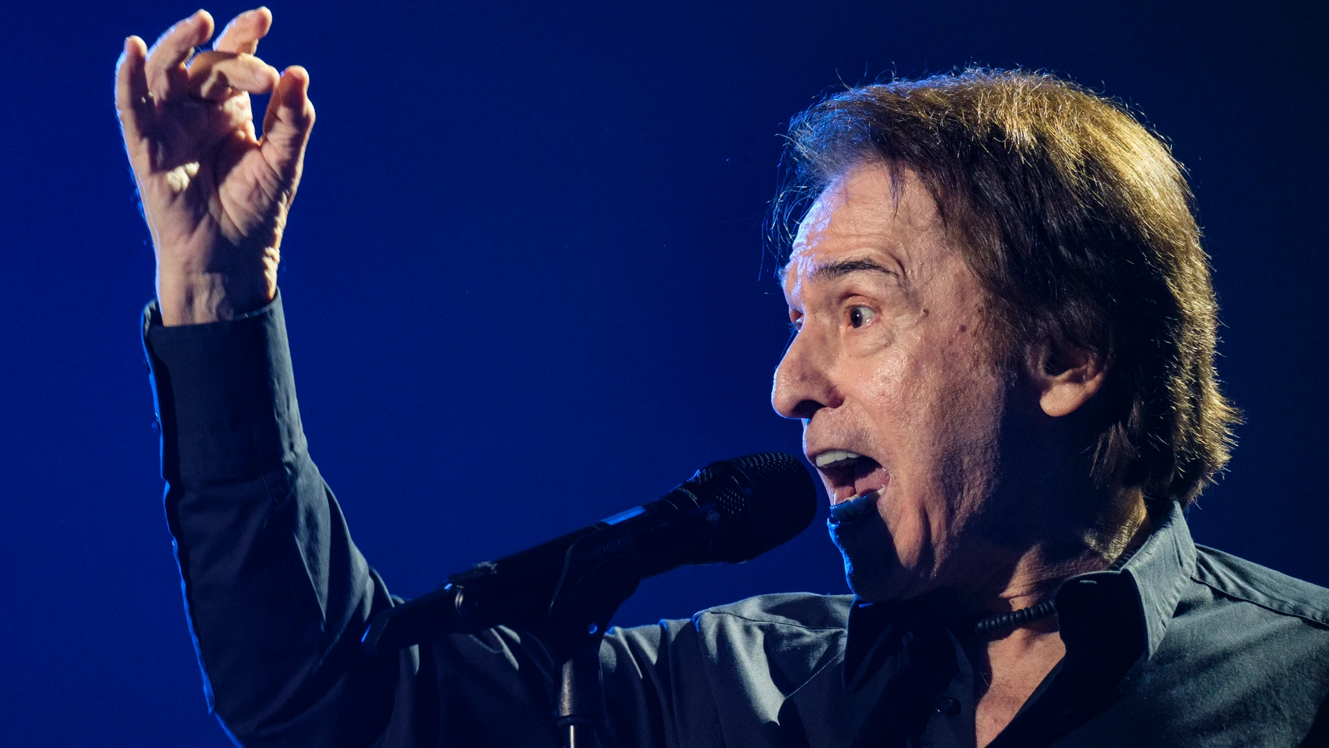 LAS PALMAS DE GRAN CANARIA. 07/12/2023.- El cantante Raphael durante su actuación hoy jueves en el Gran Canaria Arena incluido en su gira "6.0". EFE/Ángel Medina G.