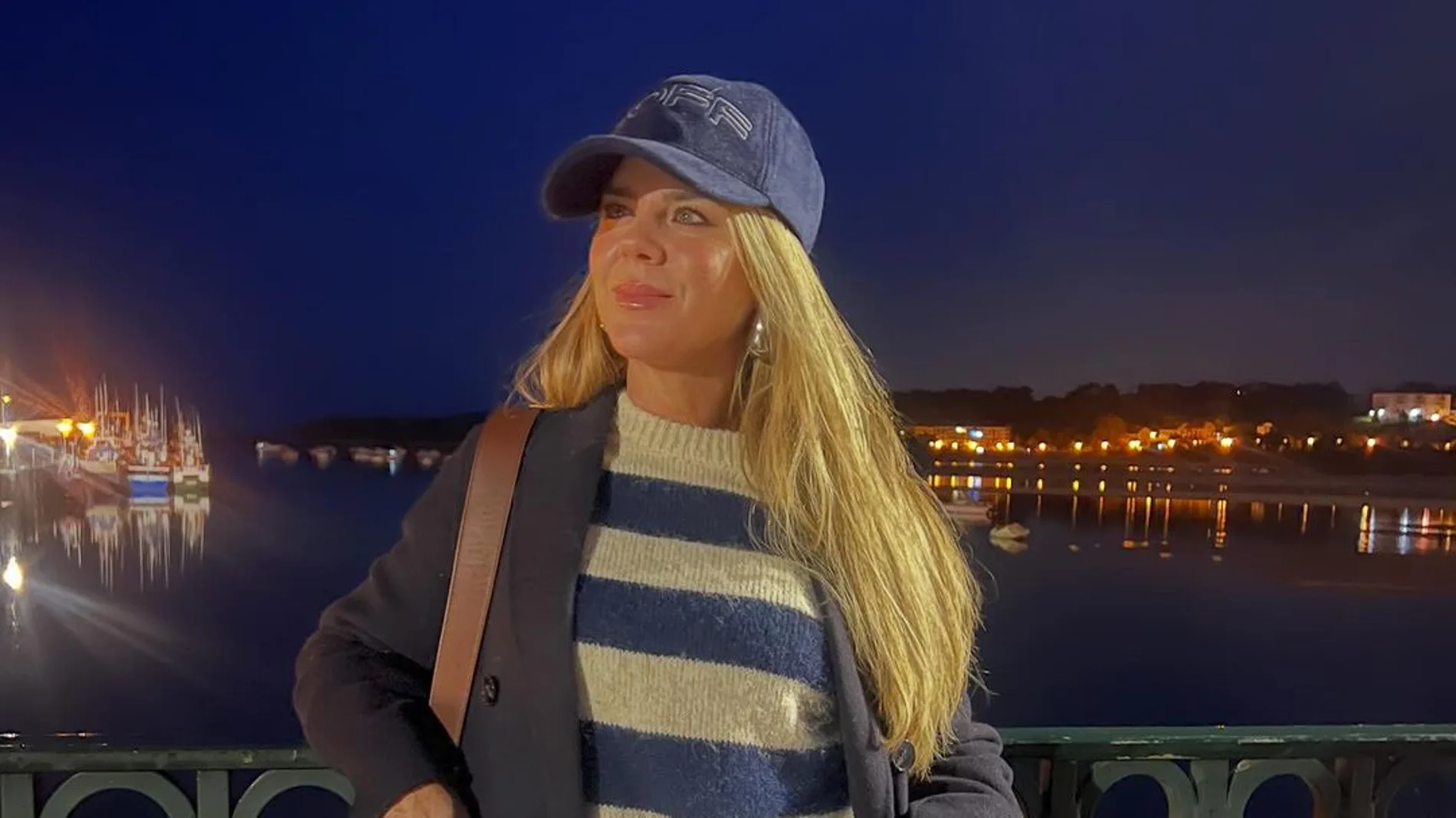 Amelia Bono con look casual.