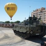 Globo aerostático con publicidad de reclutamiento durante un desfile militar