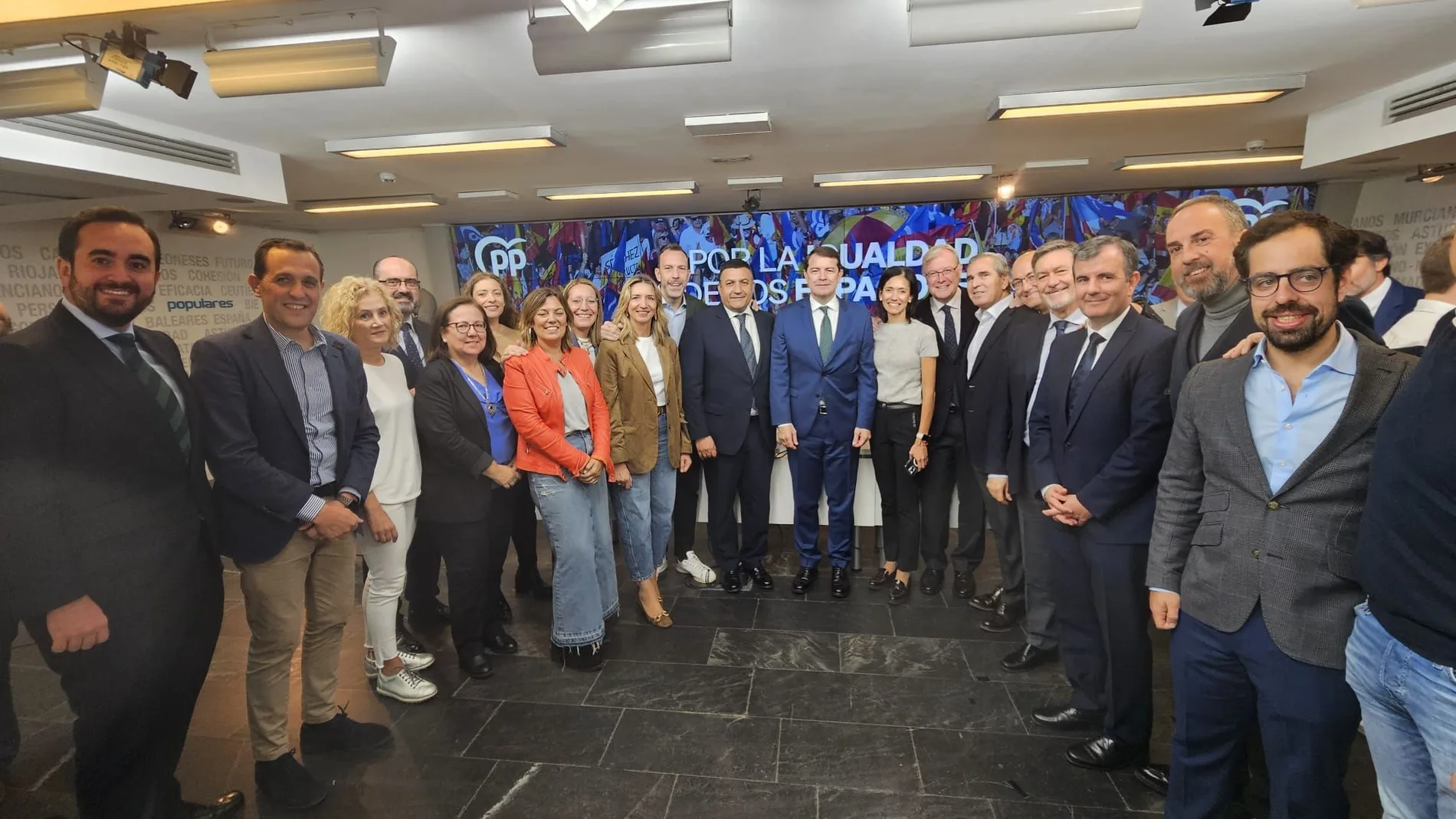 Foto de familia del presidente de la Junta, Alfonso Fernández Mañueco, con diputados, senadores y cargos del PP castellano y leonés