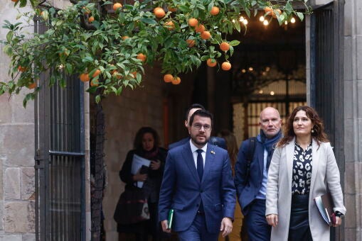 Las tres crisis del Govern de Aragonès: «Sin agua, a oscuras y los niños no saben leer, escribir ni sumar»