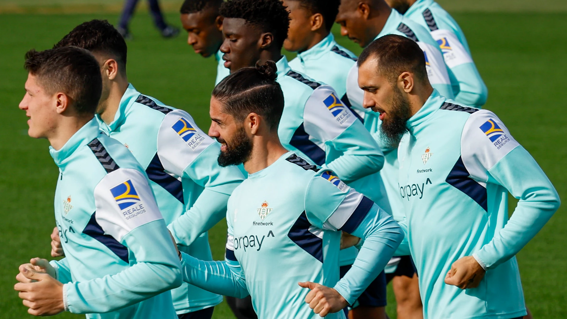 GRAFAND7315. SEVILLA, 08/12/2023.- Los jugadores del Real Betis Sergi Altimira, Isco Alarcón y Borja Iglesias (izq a dcha en primer término) durante el entrenamiento realizado hoy en la Ciudad Deportiva del club verdiblanco previo al partido de la Jornada 16 de LaLiga que disputan mañana sábado en el estadio Benito Villamarín de Sevilla ante el Real Madrid, líder actual de la competición. EFE/ Julio Muñoz