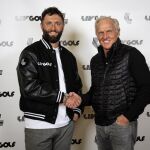 Jon Rahm da la mano a Greg Norman, consejero delegado de LIV golf