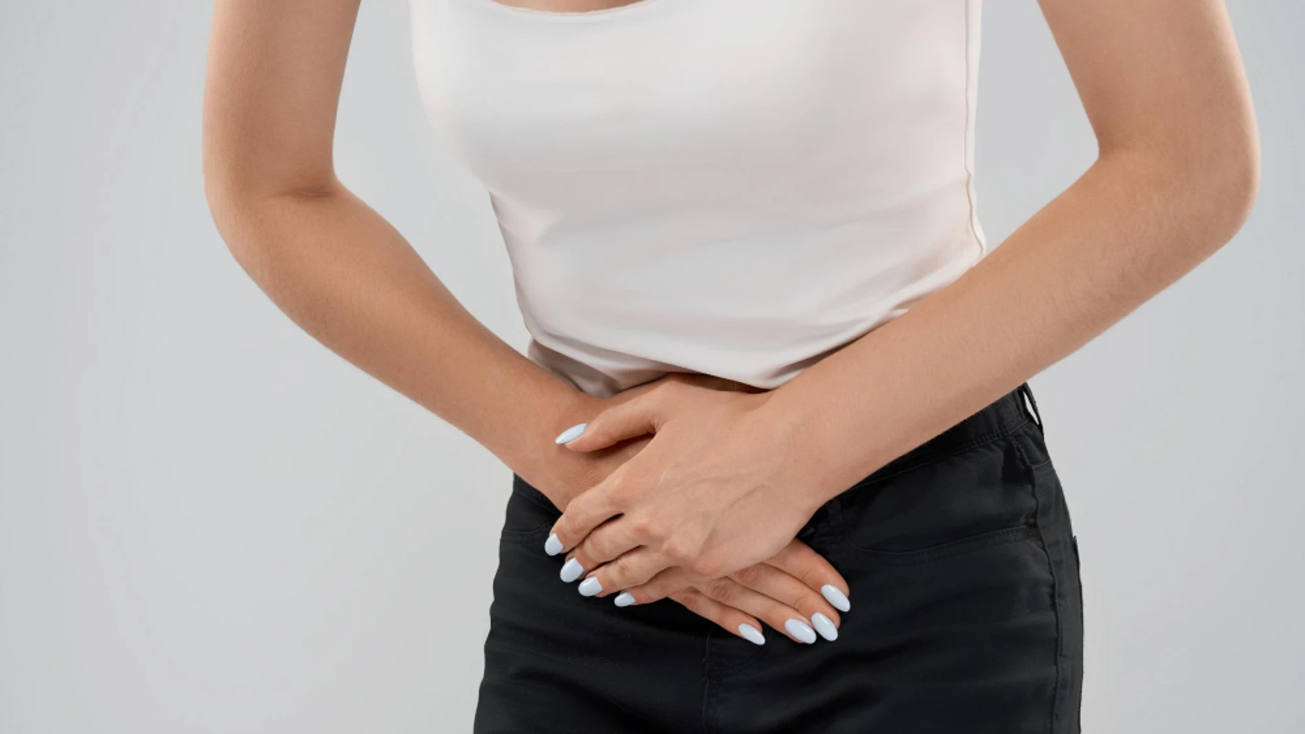 candidiasis vaginal infeccion mujer abdomen dolor