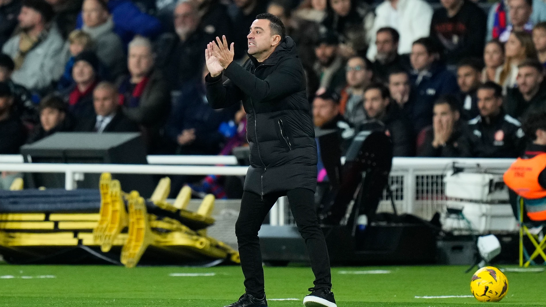 BARCELONA, 10/12/2023.- El técnico del FC Barcelona Xavi Hernández durante el encuentro correspondiente a la jornada 16 de primera división que FC Barcelona y Girona disputan hoy Domingo en el estadio Olímpico Lluis Companys, en Barcelona. EFE/ Siu Wu