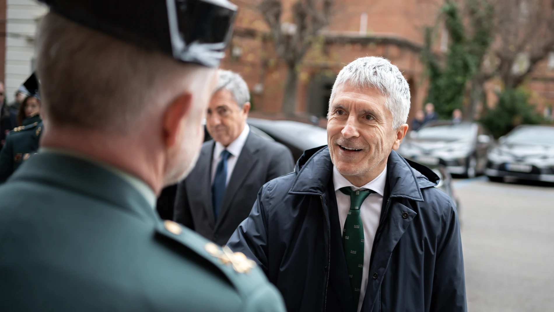 El ministro del Interior, Fernando Grande-Marlaska, saluda a su llegada a presentar el calendario solidario de la Guardia Civil para 2024, en la Residencia Colegio Infanta María Teresa, a 11 de diciembre de 2023, en Madrid (España). La recaudación de la venta del calendario irá destinada a la Asociación Europea contra las Leucodistrofias (ELA España). 11 DICIEMBRE 2023;;GUARDIA CIVIL;CALENDARIO;SOLIDARIO;ELA; Diego Radamés / Europa Press 11/12/2023