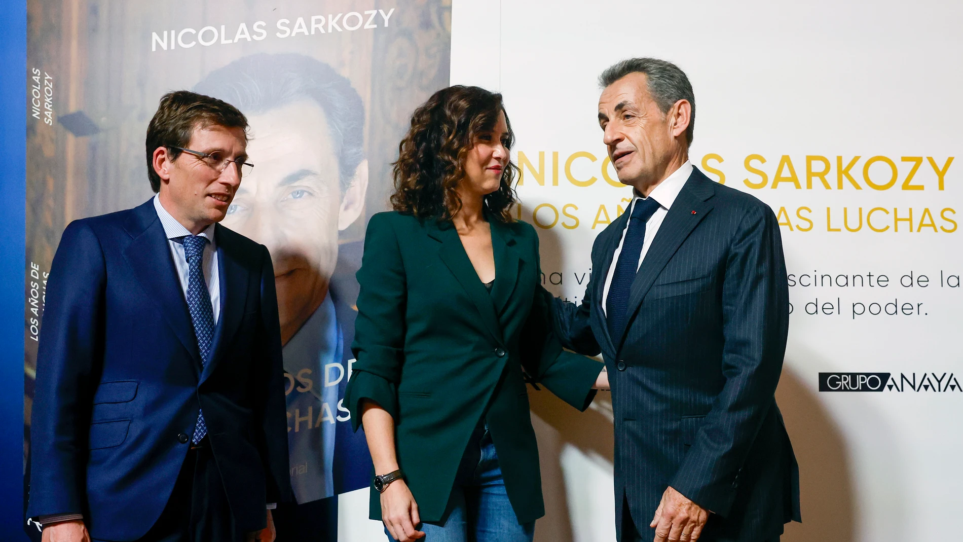 MADRID , 11/12/2023.- El expresidente de la República francesa Nicolás Sarkozy (d), acompañado del alcalde de Madrid, José Luis Martínez Almeida (i) y de la presidenta de la Comunidad de Madrid, Isabel Díaz Ayuso, durante la presentación de su libro 'Los años de las luchas', este lunes en un hotel madrileño. EFE/ Javier Lizón