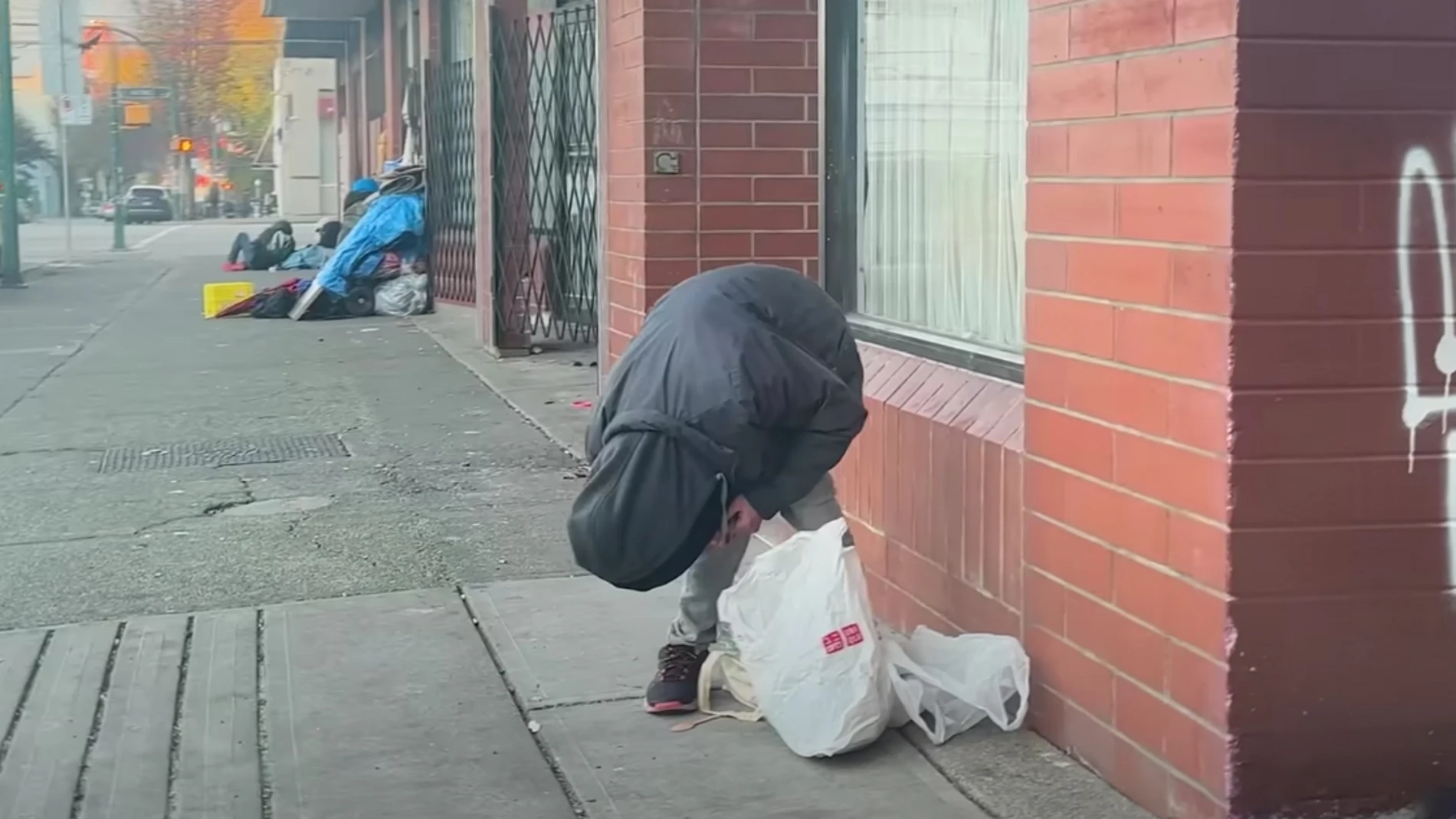 El «poverty porn» en redes sociales: una tendencia peligrosa que deshumaniza a personas vulnerables