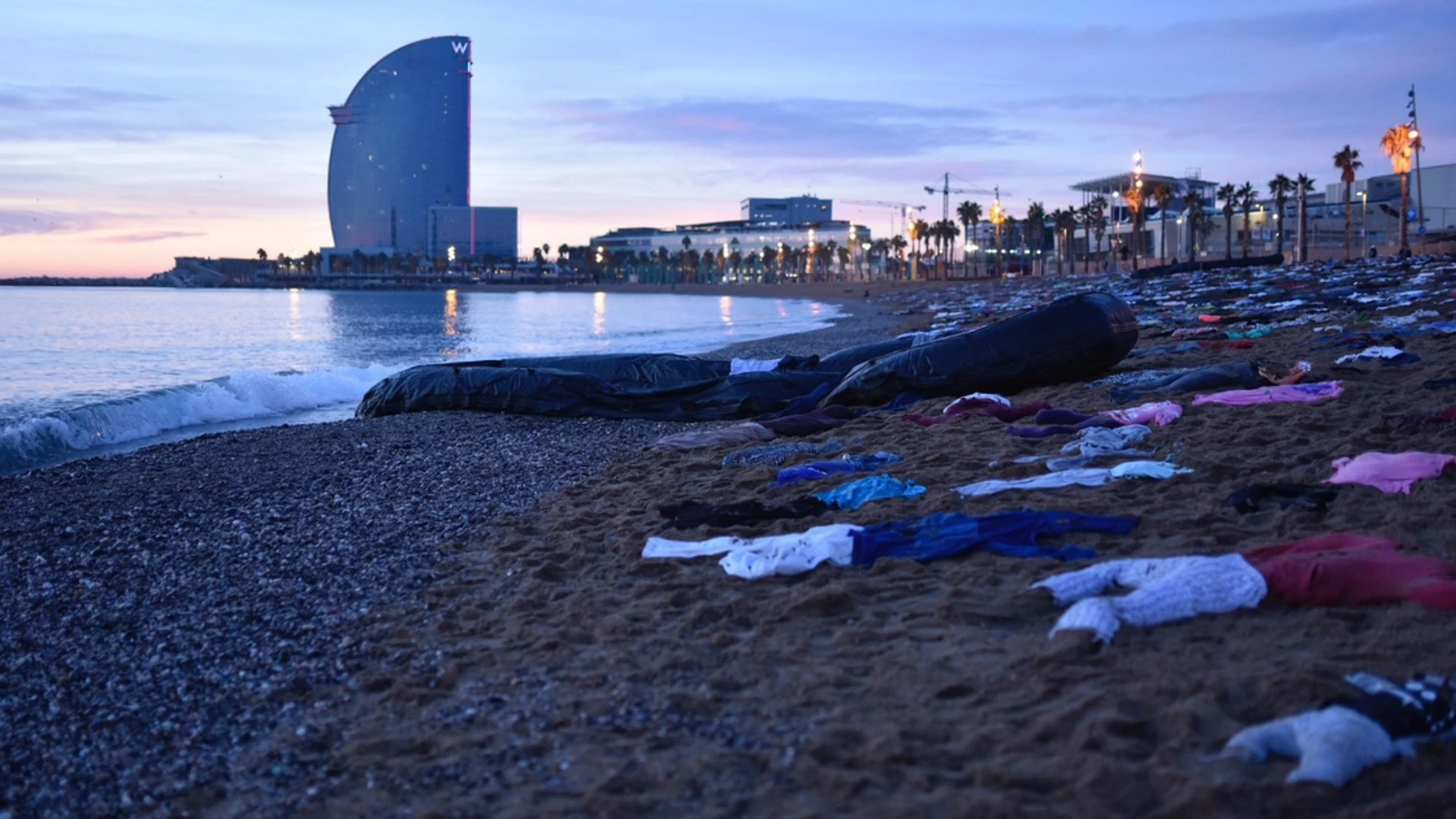 Open Arms recrea un naufragio en la playa de la Barceloneta