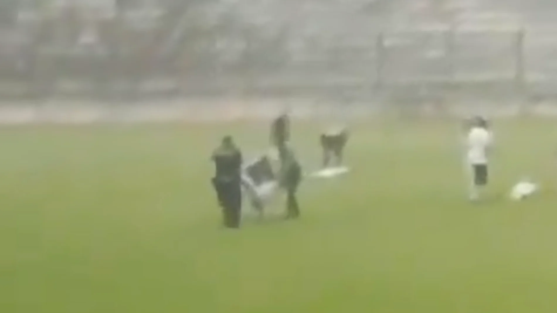 Un futbolista muere tras ser alcanzado por un rayo durante un partido