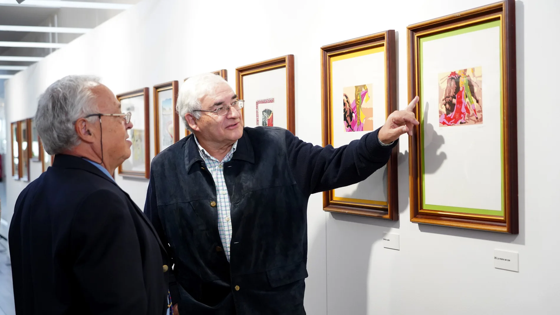 Pepe Moreda explica al consejero Gonzalo Santonja una de sus obras