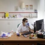 Una doctora informa por teléfono de los resultados de unos análisis 