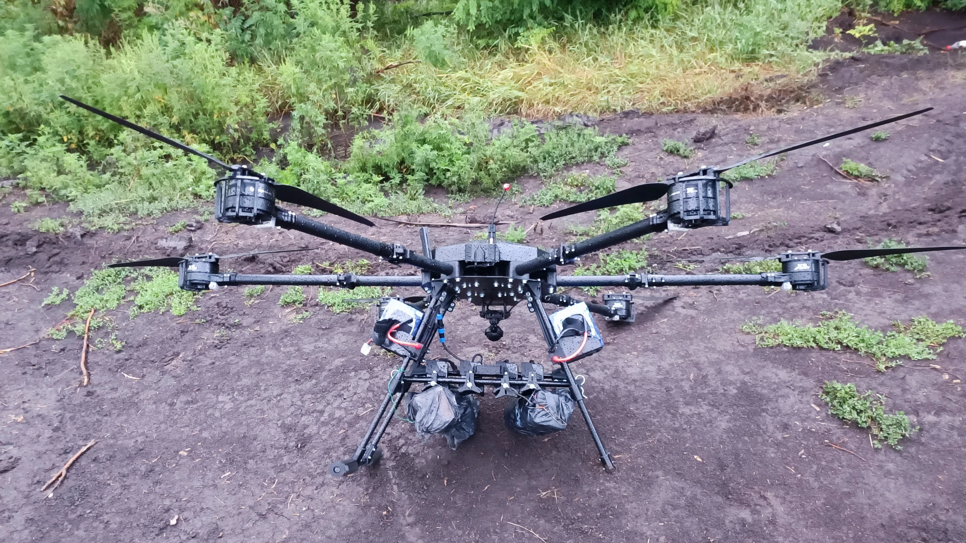 LEÓPOLIS (UCRANIA), 11/12/2023.- Fotografía de un drón utilizado por el piloto de drones parte del Grupo Táctico "Adam" del ejército ucraniano Eugene Kozhirnov. Quienquiera que gane la carrera de drones entre Ucrania y Rusia ganará la guerra, dice e EFE Eugene Kozhirnov, cuyos drones "suicidas" ayudan a repeler los ataques de la infantería rusa cerca de Liman y Kreminna (este) y están causando estragos en la logística del enemigo allí. Según Kozhirnov, de 41 años, soldado voluntario y operado...