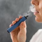 Una fumadora de cigarrillo electrónico