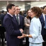 El consejero de Economía y Hacienda, Carlos Fernández Carriedo,saluda a la ministra de Hacienda, María Jesús Montero, al comienzo del pleno del Consejo de Política Fiscal y Financiera.