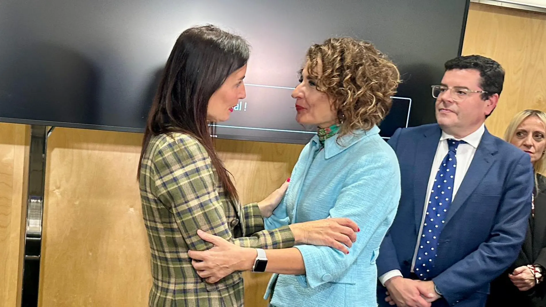La consellera de Hacienda de la Comunitat Valenciana, Ruth Merino, saluda a la ministra, María Jesús Montero