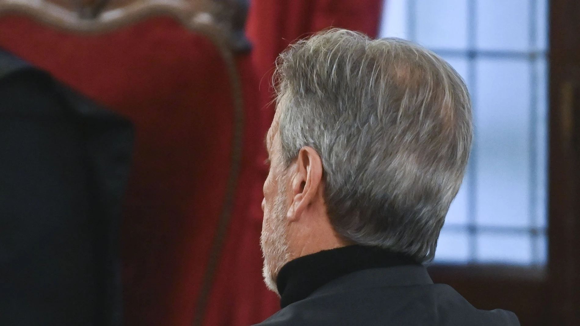 LEÓN, 11/12/2023.- El expolítico Pedro Muñoz de sienta en el banquillo durante el juicio por malos tratos contra su exmujer, Raquel Díaz , este lunes en la Audiencia Provincial de León. La Audiencia de León abre el juicio contra el exconcejal del Ayuntamiento de Ponferrada (León) Pedro Muñoz, acusado de tirar a la que entonces era su mujer por el balcón de la vivienda que compartían y causarle lesiones que la han dejado en silla de ruedas, y para el que el Ministerio Fiscal reclama una pena de 18 años y 9 meses de prisión por cinco delitos. EFE/J. Casares