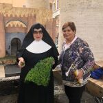 La rectora de la UCAV, María del Rosario Sáez Yugüero junto a Sor Carmen Cabrera, la autora del belén