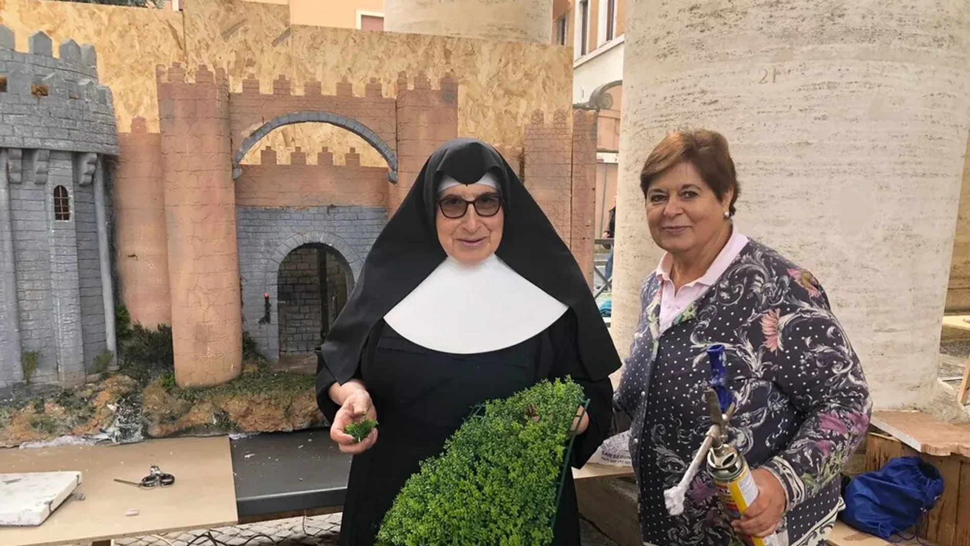 La rectora de la UCAV, María del Rosario Sáez Yugüero junto a Sor Carmen Cabrera, la autora del belén