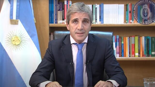 El ministro de Economía argentino, Luis Caputo, al presentar las primeras medidas del paquete de urgencia económica