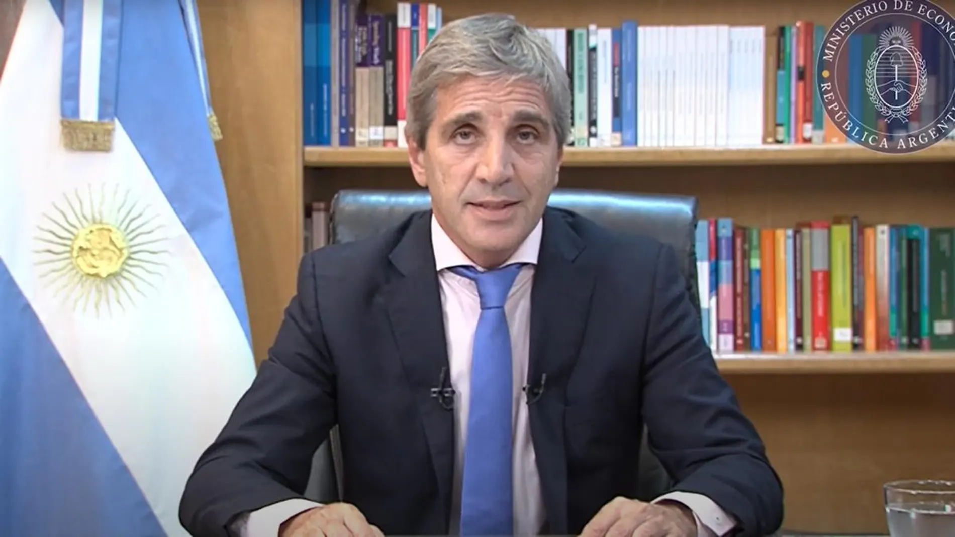 El ministro de Economía argentino, Luis Caputo, al presentar las primeras medidas del paquete de urgencia económica