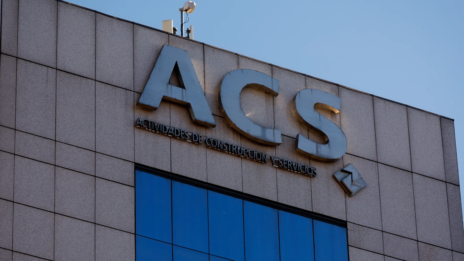 Fachada de la sede de ACS, en Madrid (España).