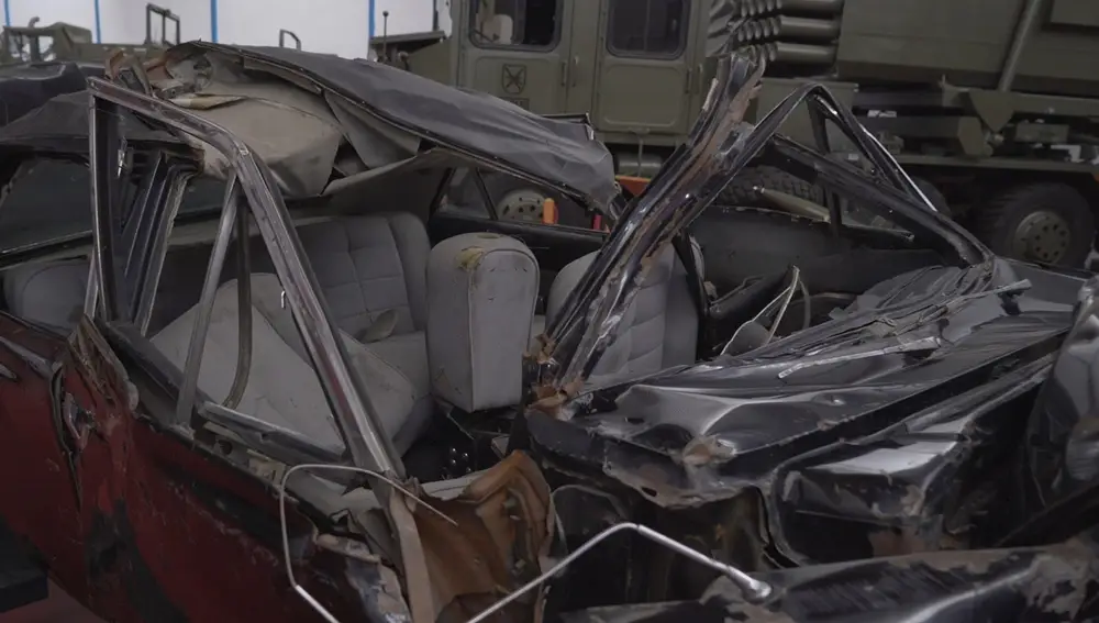 El coche de Carrero Blanco quedó destrozado por el techo