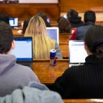 Imagen de archivo de universitarios.