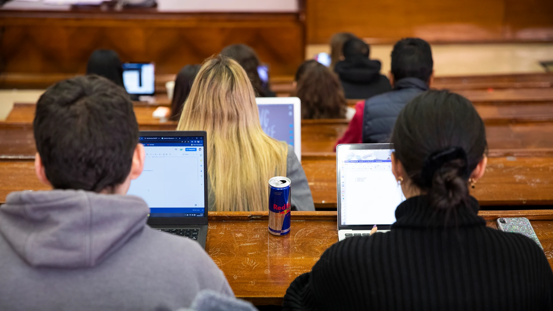 Imagen de archivo de universitarios.