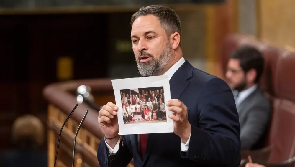 Abascal muestra una foto de los líderes socialistas guillotinando a Rajoy: «Aquí la guillotina, la cabeza de Rajoy y los lidercillos socialistas posando»