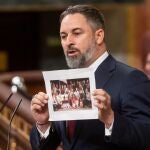 Abascal muestra una foto de los líderes socialistas guillotinando a Rajoy: «Aquí la guillotina, la cabeza de Rajoy y los lidercillos socialistas posando»